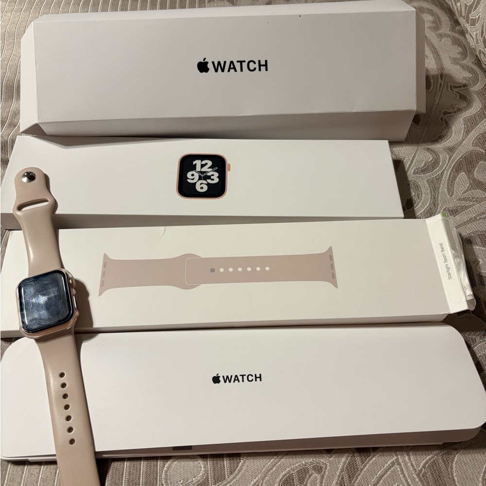 Apple Smartwatch - Gold and Cream